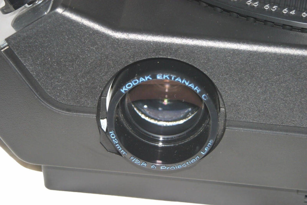 Carousel Projector with Remote Focus and 80-Slide Tray E652