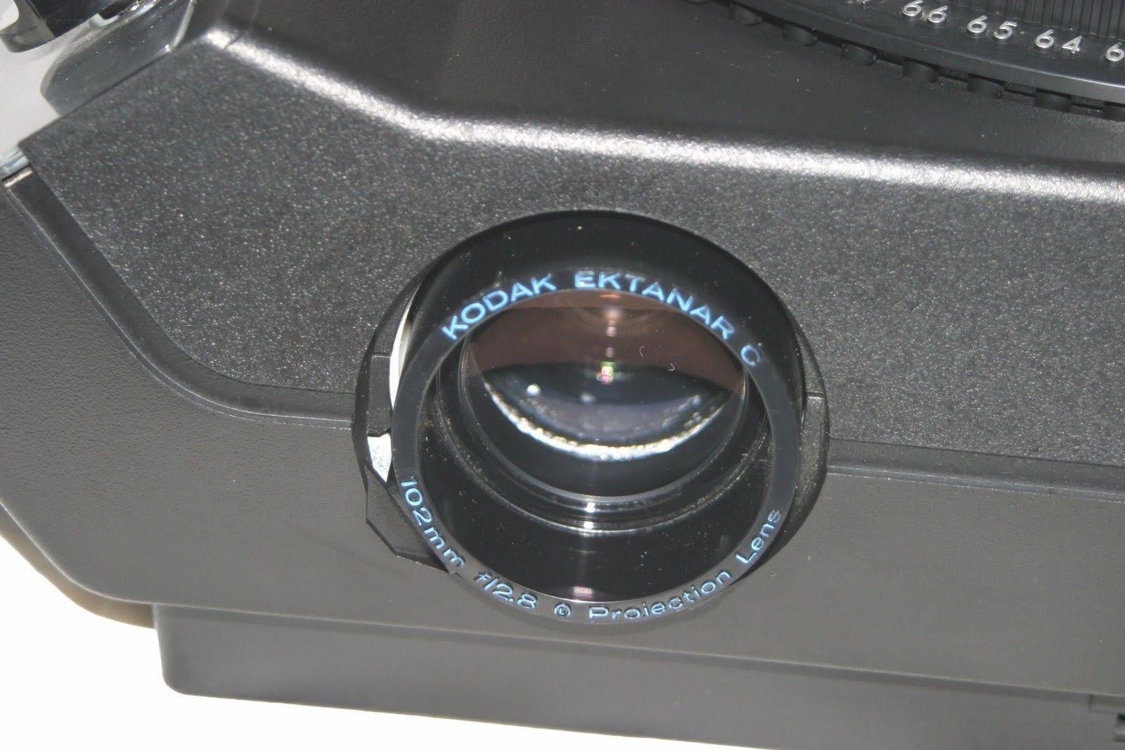 Carousel Projector with Remote Focus and 80-Slide Tray E652