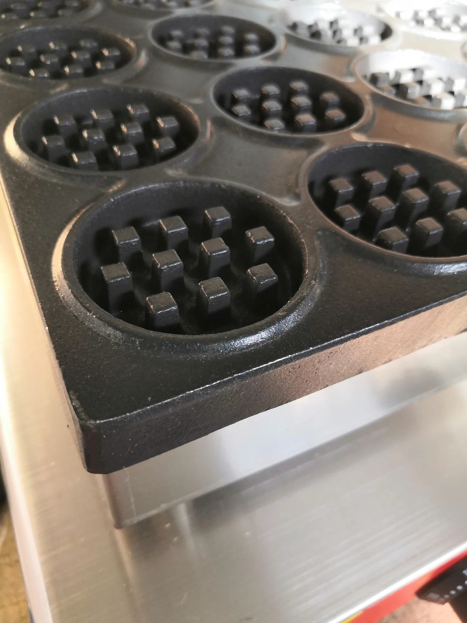 16 Hole Nonstick Waffle Maker I953416