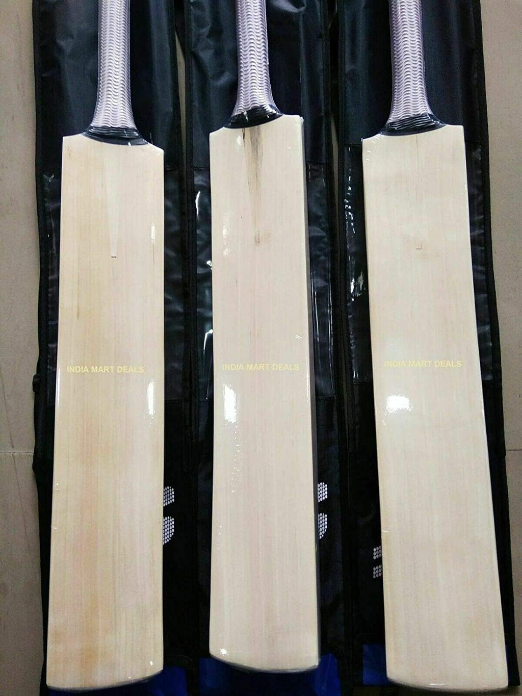Plain Kashmiri Willow Cricket Bat Regular Size Short Handle W460991
