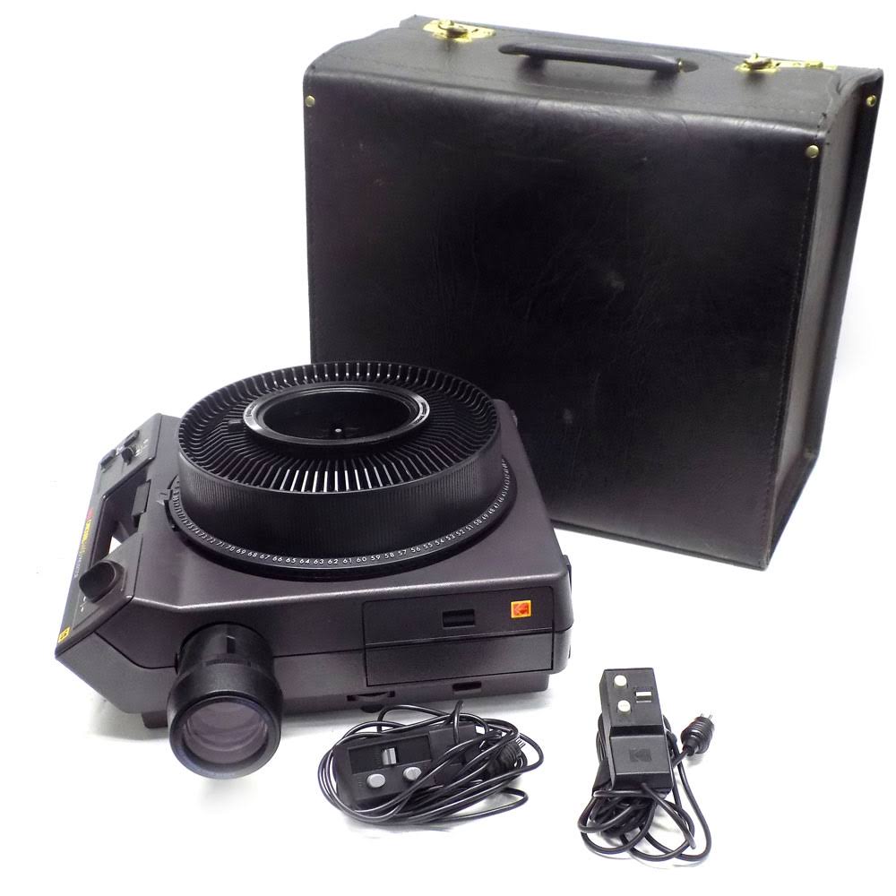 Carousel Projector with Remote Focus and 80-Slide Tray E652