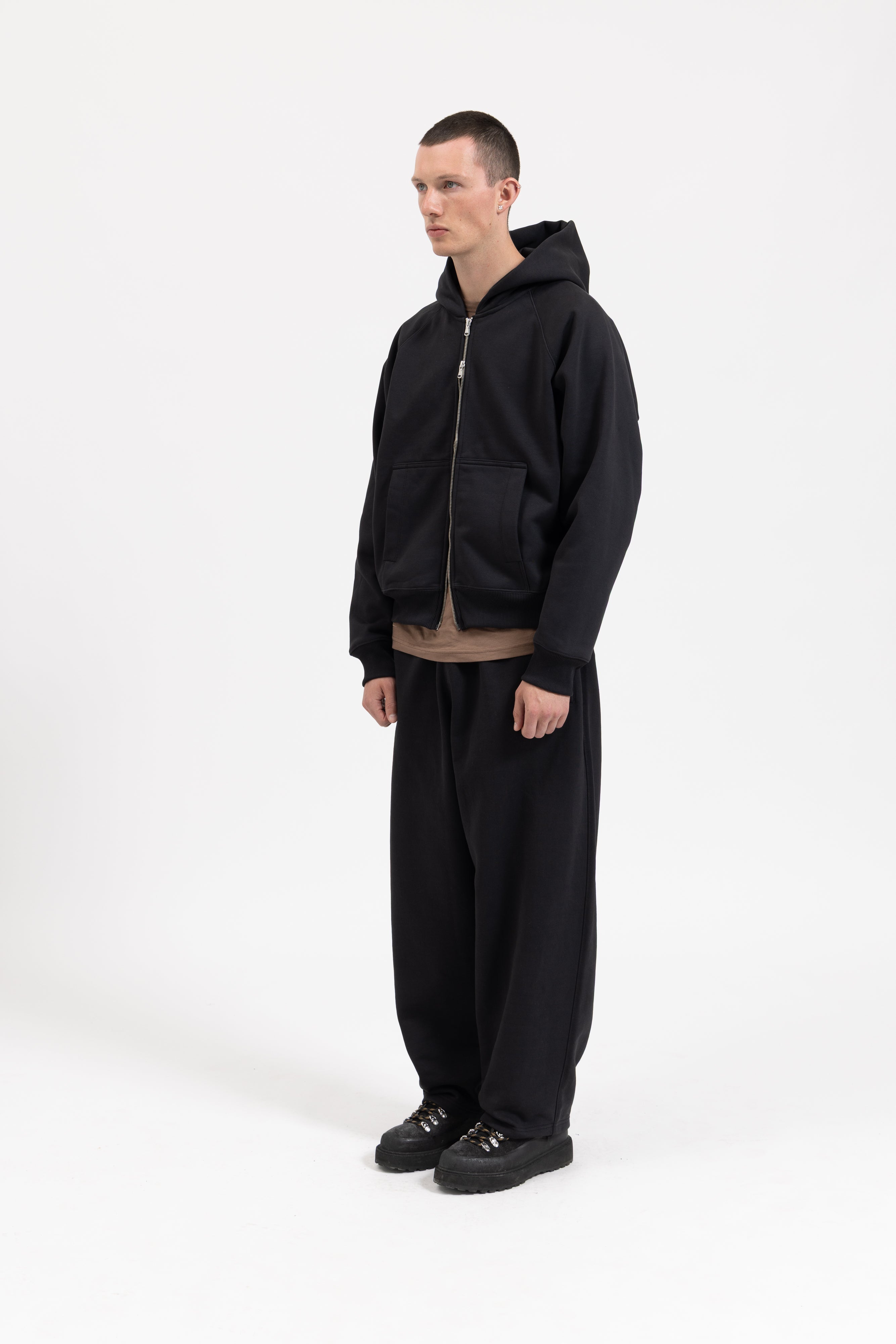 SIGNATURE UNCUFFED JOGGERS - BLACK